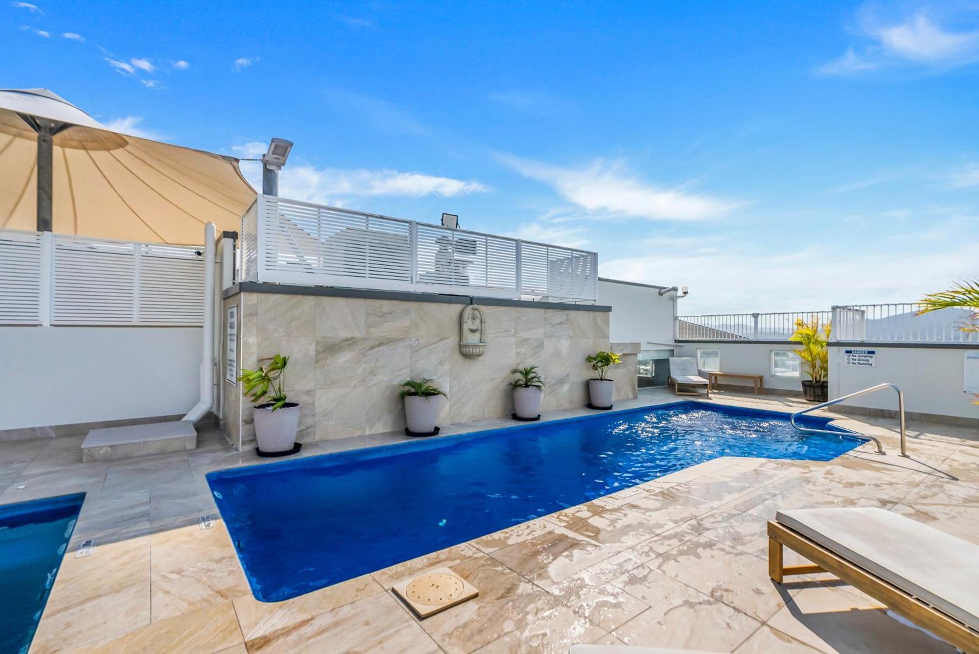 Easy Coastal Living In With Rooftop Pool Apartment Cairns